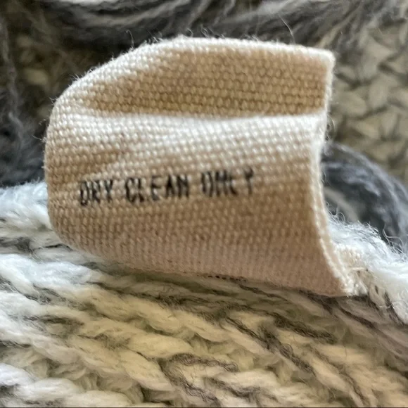 Moon River Colorblock Gray and White Fringe Sweater Size Small - Picture 10 of 14